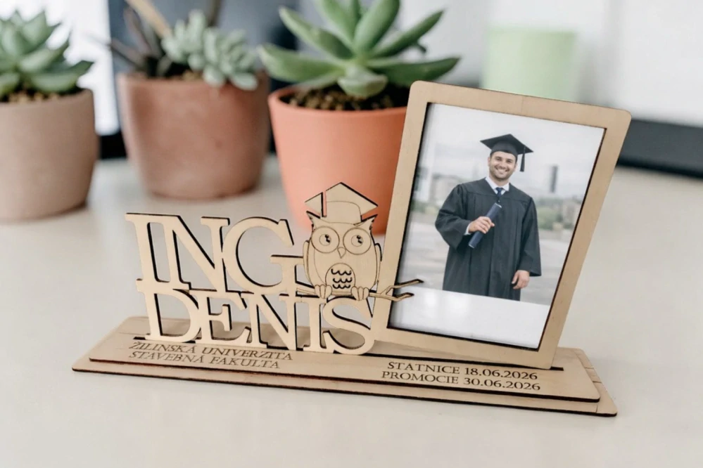 Drevený promočný stojan 🎓